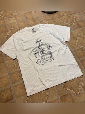 Uniqlo UT x KAWS x Sesame Street Graphic Tee - White / Size Small
